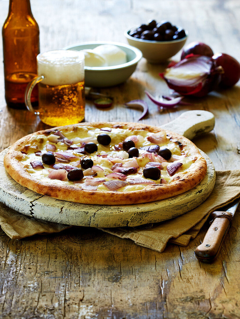 Pizza Bianca mit roten Zwiebeln, schwarzen Oliven und Mozzarella