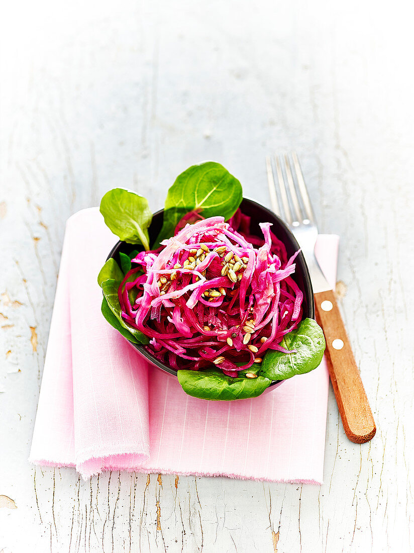 Rotkrautsalat mit Feldsalat und Leinsamen