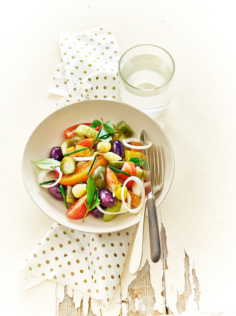 Tomatensalat mit Gurken, Oliven und Zwiebel