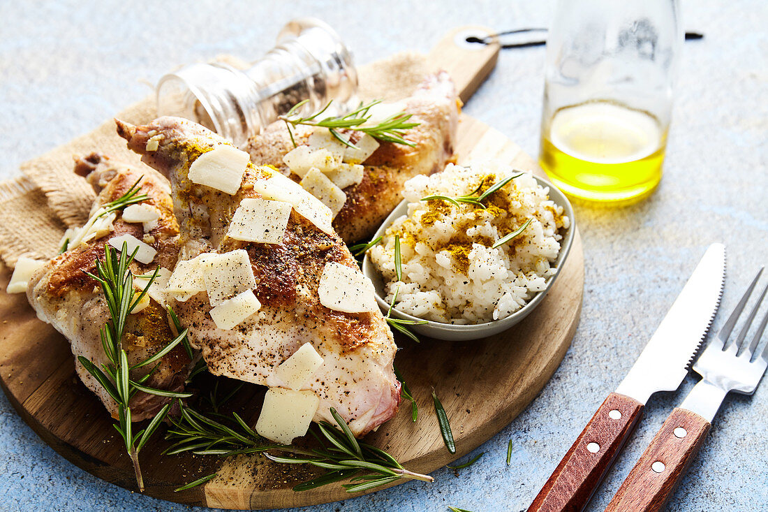 Kaninchen mit Parmesan, Curry und Rosmarin, Schälchen Reis