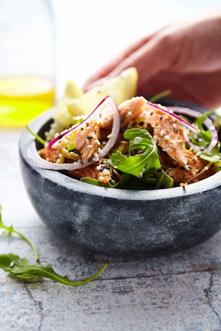 Salat mit Lachs und zweierlei Sesam