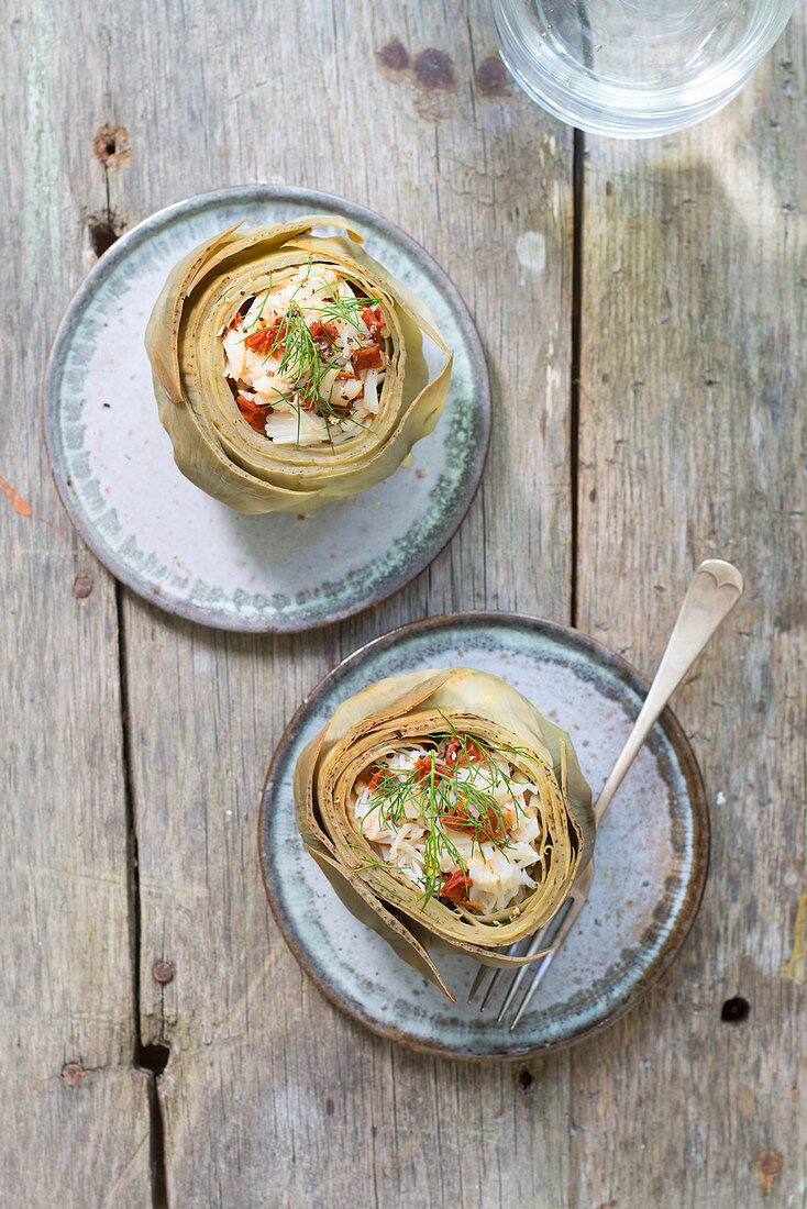 Gefüllte Artischocken mit Krabben, Tomatenconfit und Dill