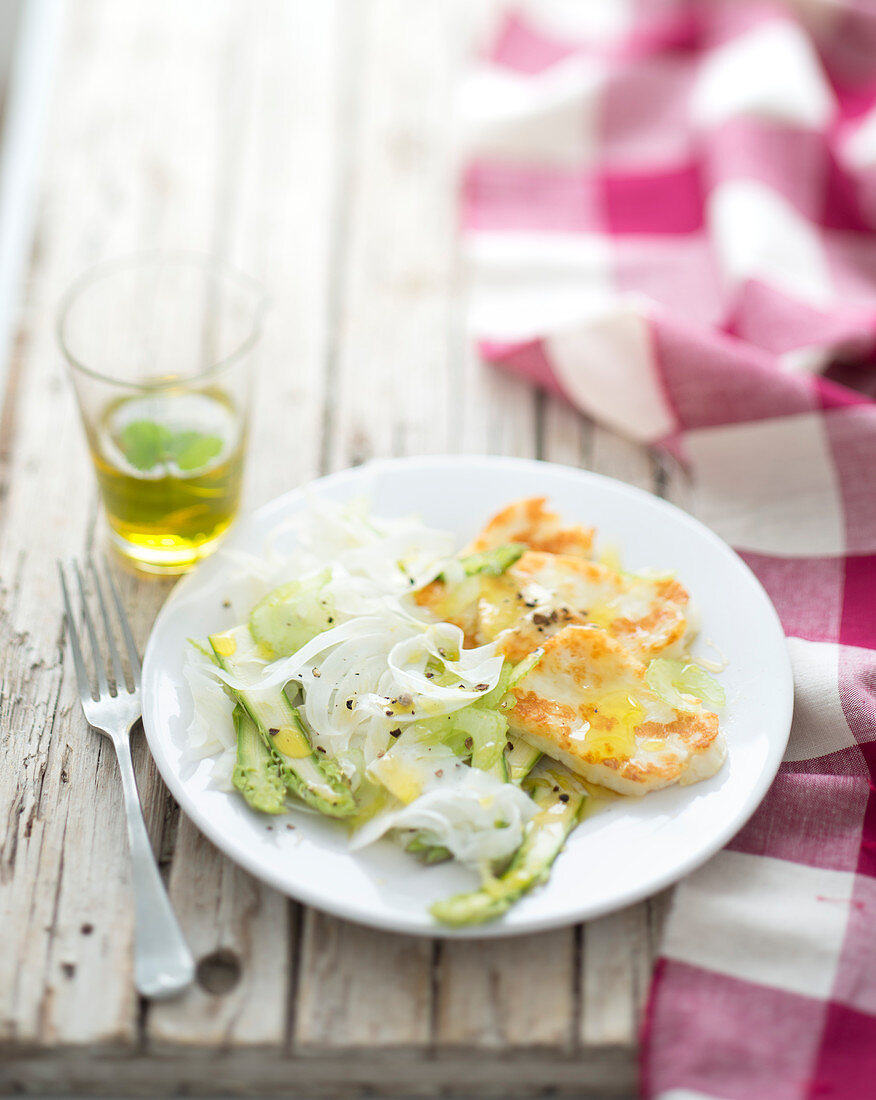 Reisnudeln mit Spargel und rohem Staudensellerie, gegrillter Seelachs