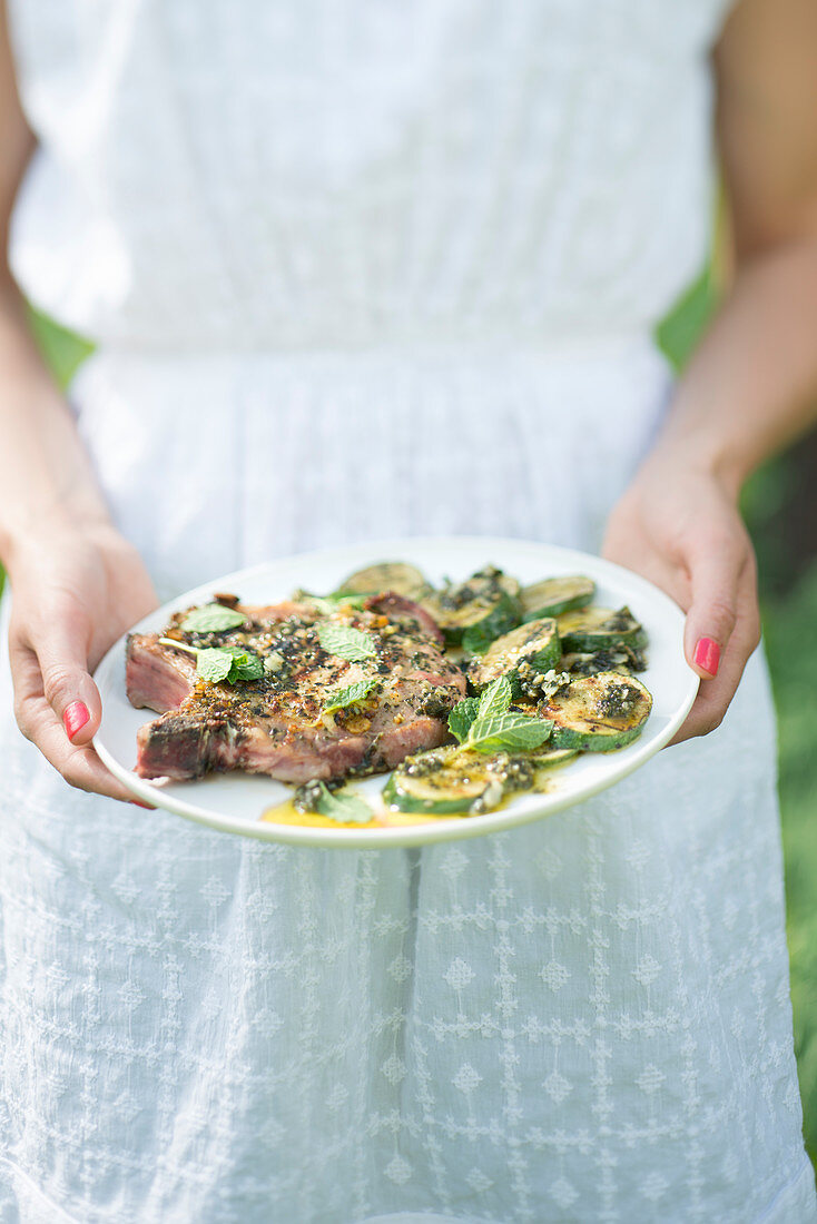 Grilled pork chop with courgettes and mint pesto