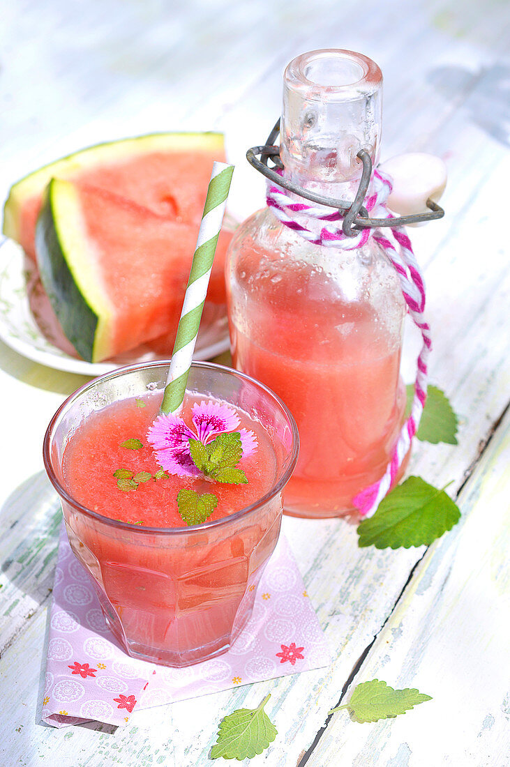 Wassermelonensaft in Glas und Karaffe