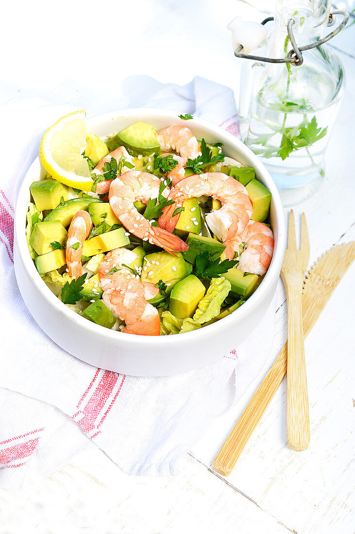 Avocado-shrimp salad with sesame seeds