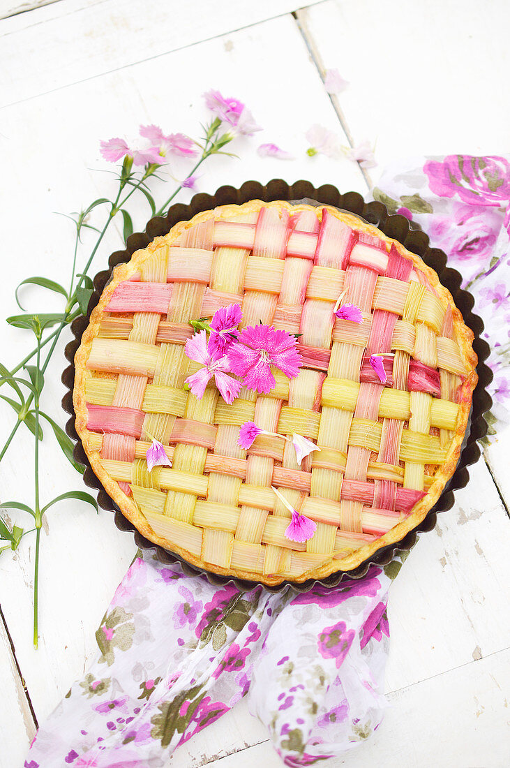 Carrot-rhubarb amandine pie