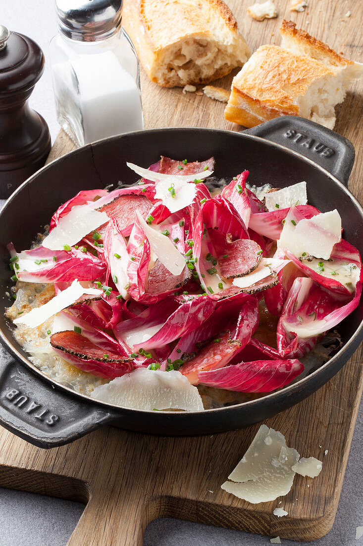 Radicchio salad with truffle slices on scallop gratin