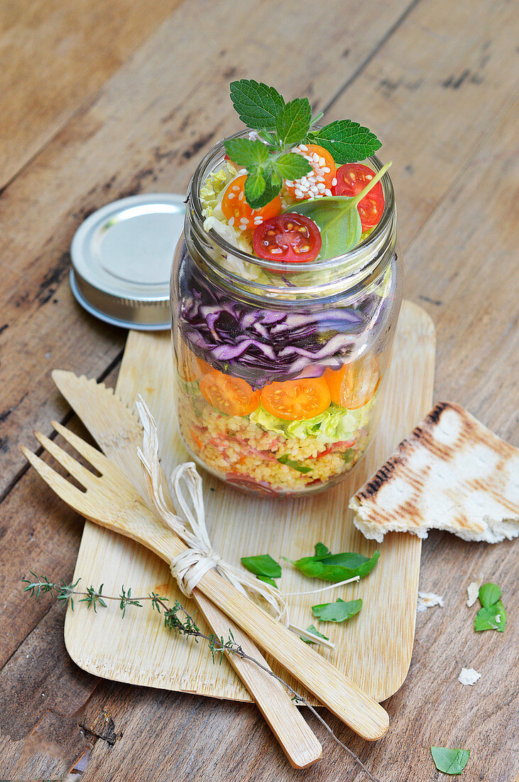 Salat mit Weizengriess, im Glas geschichtet