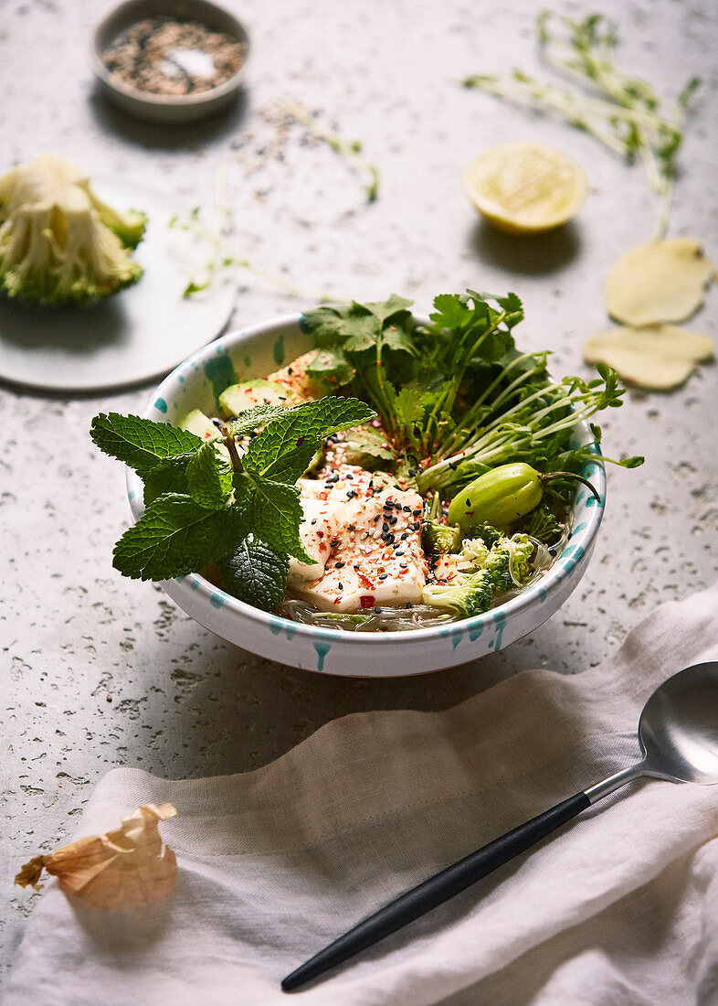 Pho-Suppe (Vietnamesische Reisnudelsuppe)