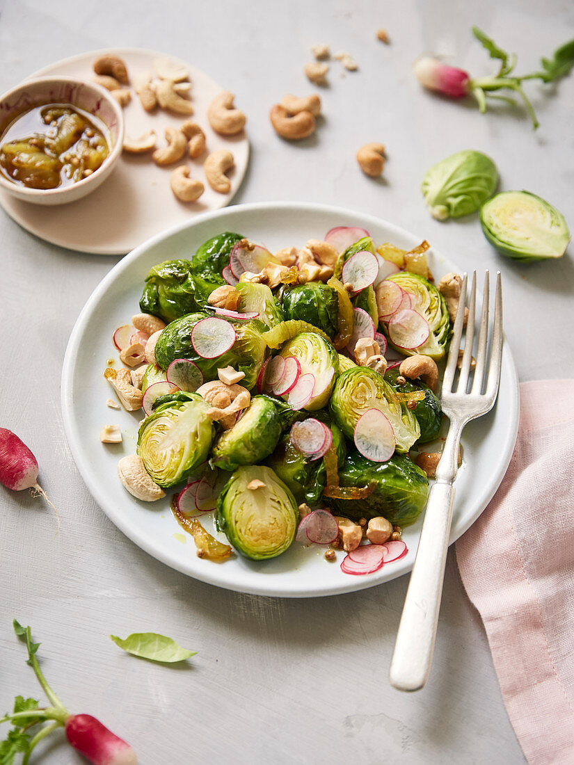 Rosenkohlsalat mit Cashewnüssen, Radieschen und Kurkuma-Vinaigrette