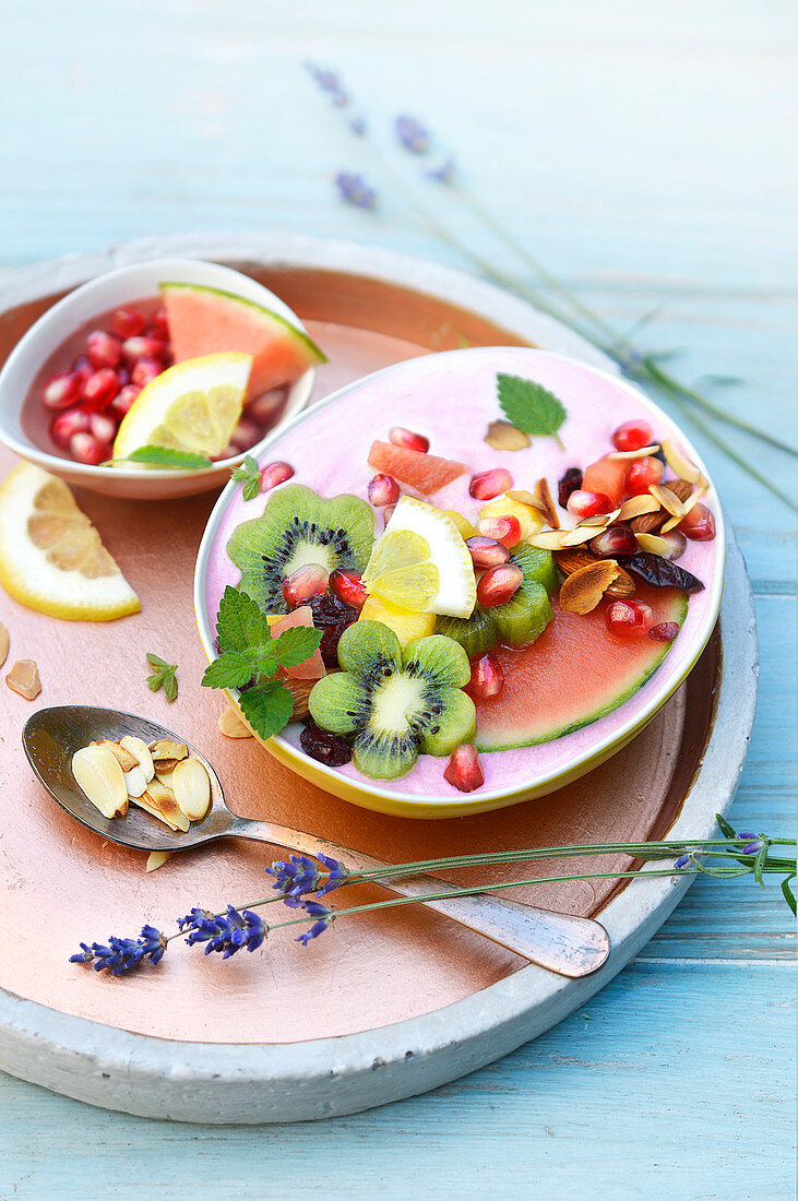 Smoothie Bowl mit Wassermelone, frischem Obst und Trockenfrüchten