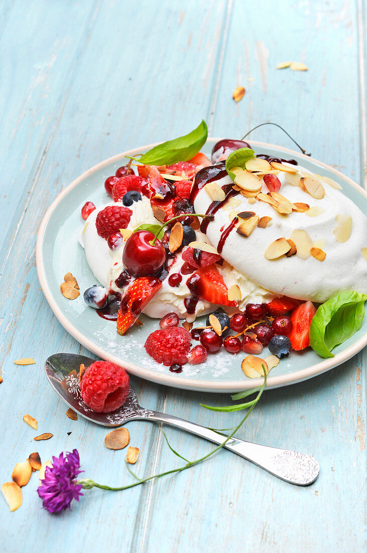 Pavlova mit Mandeln und Waldfrüchten