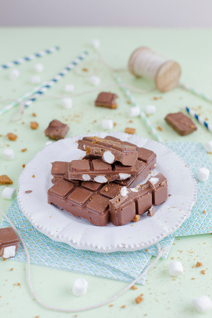 Marshmallow,spicy biscuit and chocolate bars