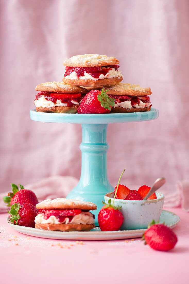 Butter cookies with cream cheese cream and strawberries