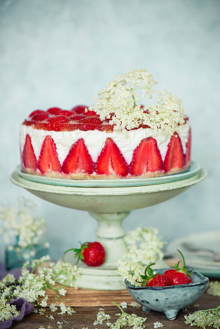 No bake cheesecake with strawberries and elderflower jelly