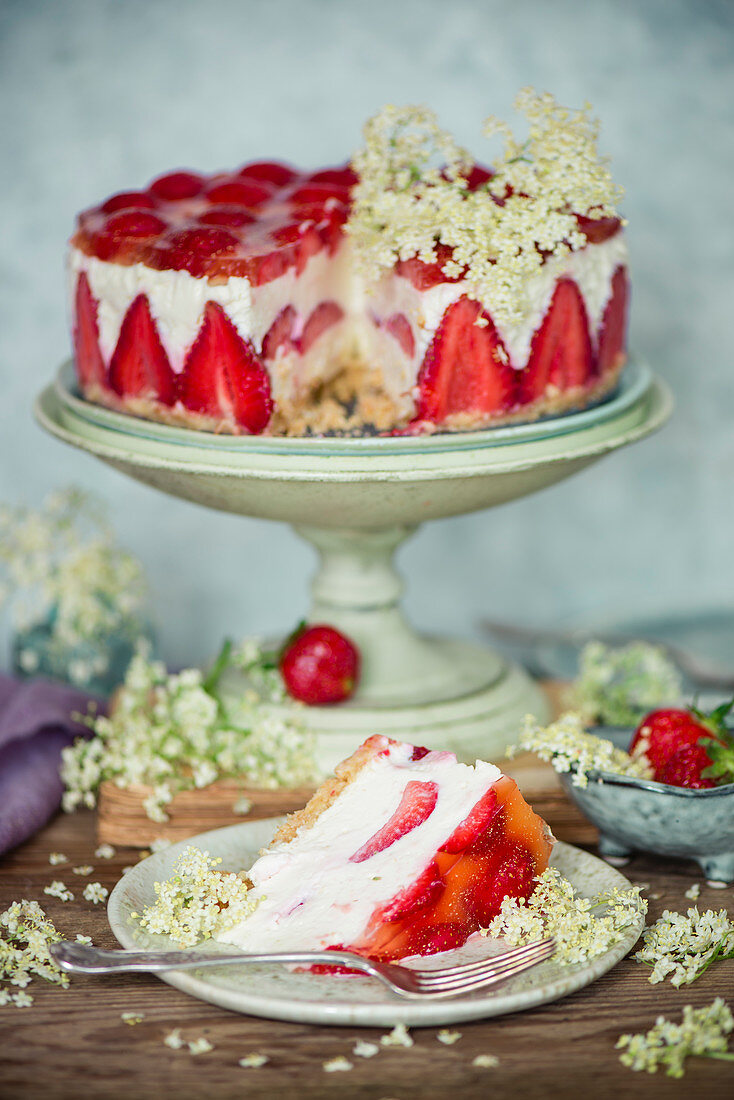 No bake cheesecake with strawberries and elderflower jelly