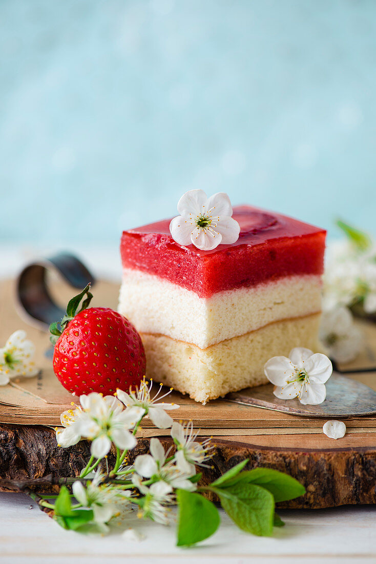 Layer cake with semolina pudding and strawberry mousse