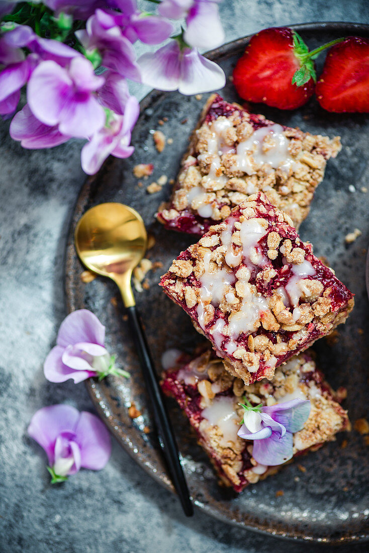 Vegane Haferflockenriegel mit Erdbeeren