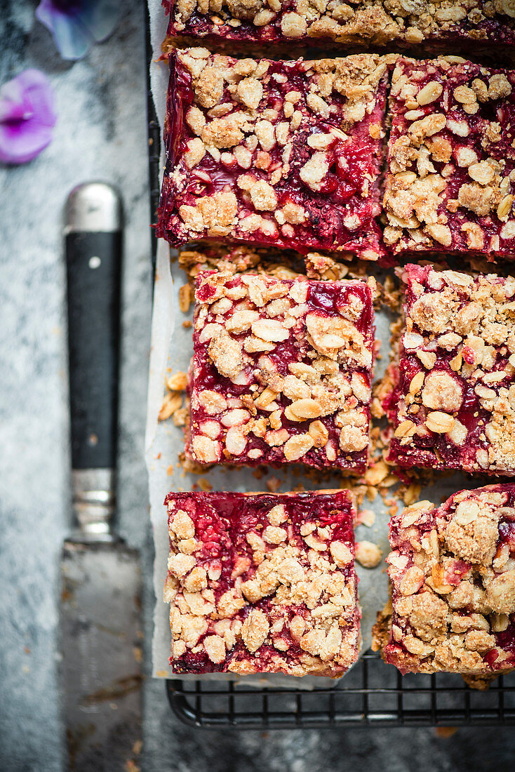 Veganer Erdbeerkuchen mit Haferflocken und Mandeln