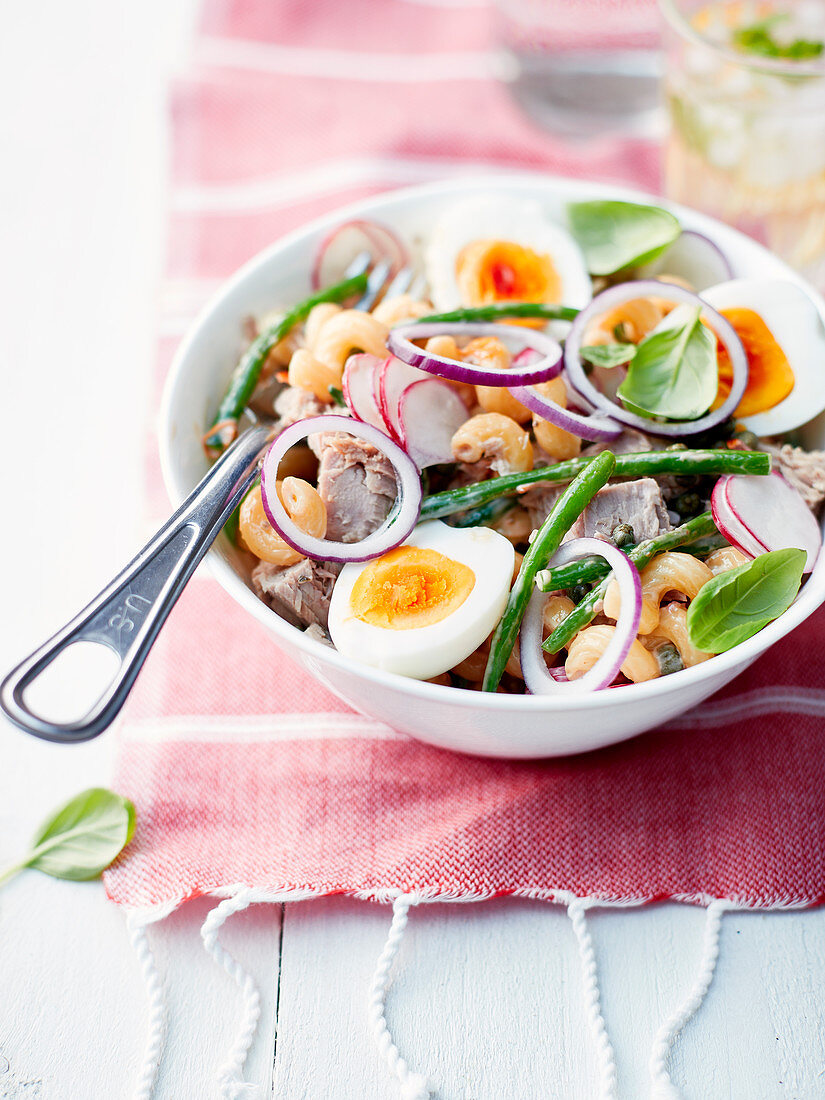Salad of coquillettes with tomatoes, tuna, hard-boiled egg and crunchy vegetables