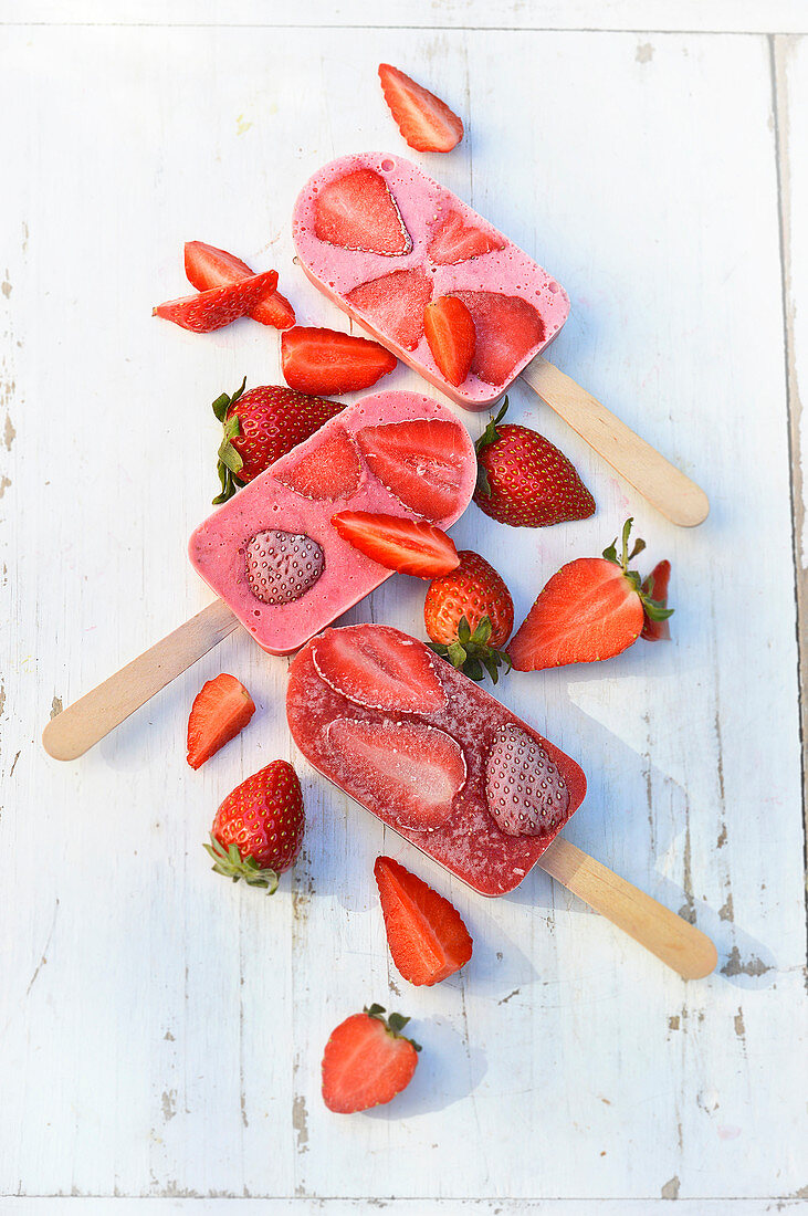 Homemade strawberry popsicles