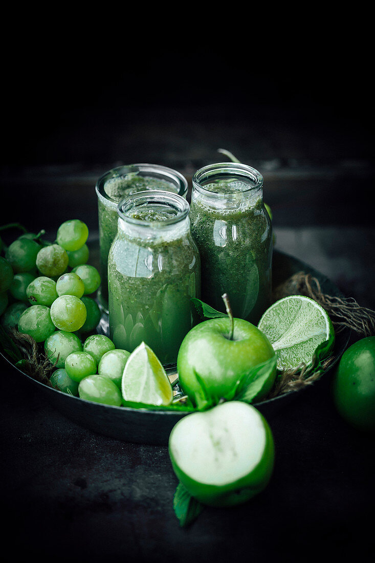 Grüner Smoothie mit Apfel, Limette und Trauben