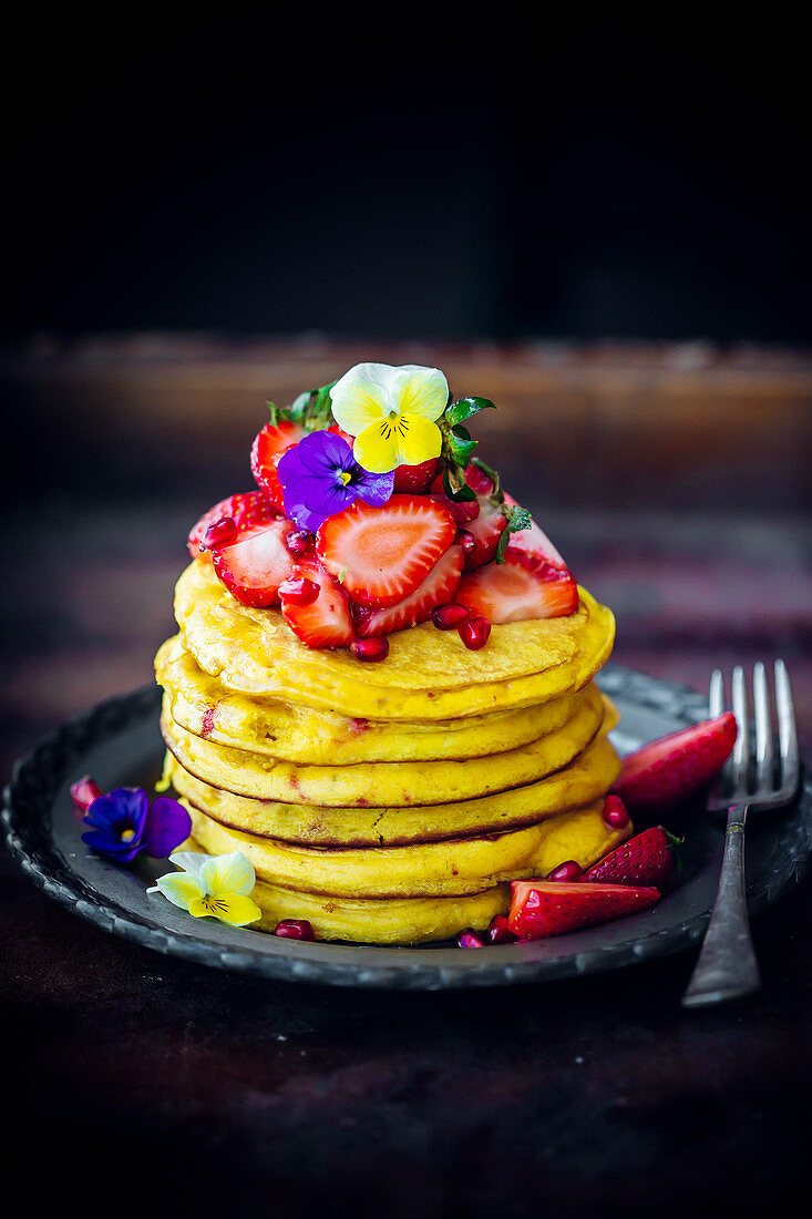 Pancakes aus Maismehl mit Granatapfel und Erdbeeren