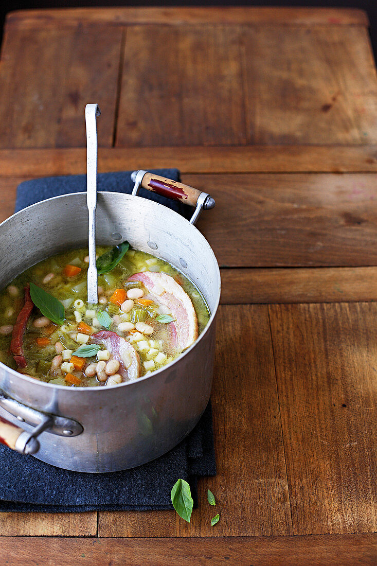 Soupe au pistou (Provenzalische Gemüsesuppe mit Basilikumpaste) mit Speck