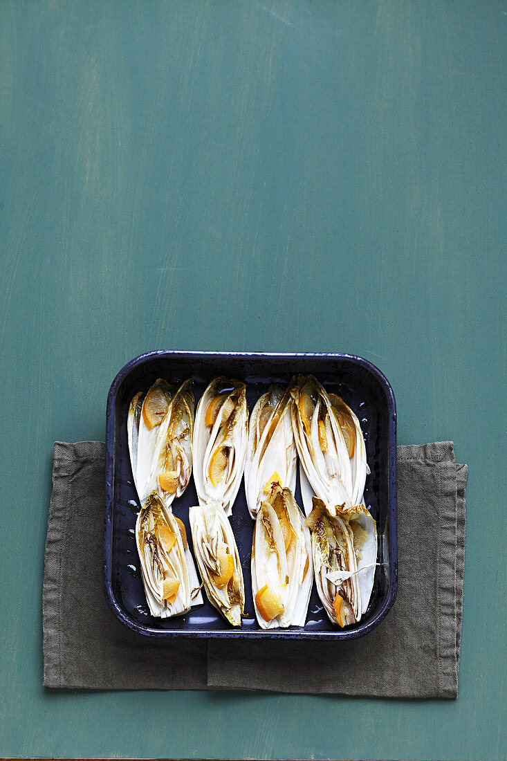 Oven-baked chicory and orange