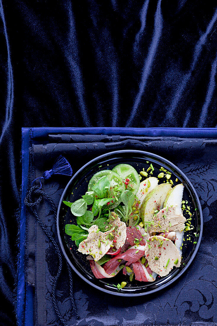 Salat mit Foie Gras, geräucherter Entenbrust, Birne, Feldsalat und gehackten Pistazien