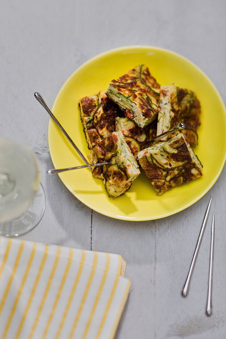 Zucchiniomelett in Stücken zum Aperitif