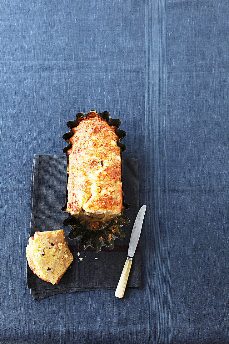 Herzhafter Kastenkuchen mit Tomme-de-Brebis-Schafskäse