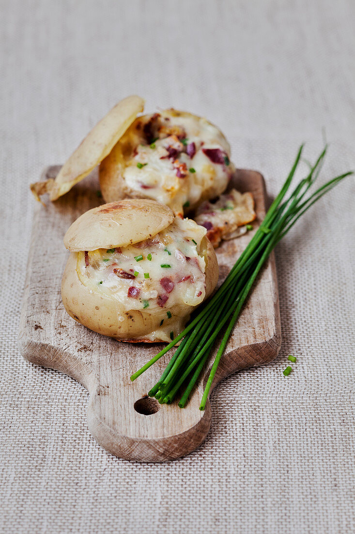 Ofenkartoffeln  mit Cancoillotte-Käse, Schnittlauch, Pilzen und Schinken