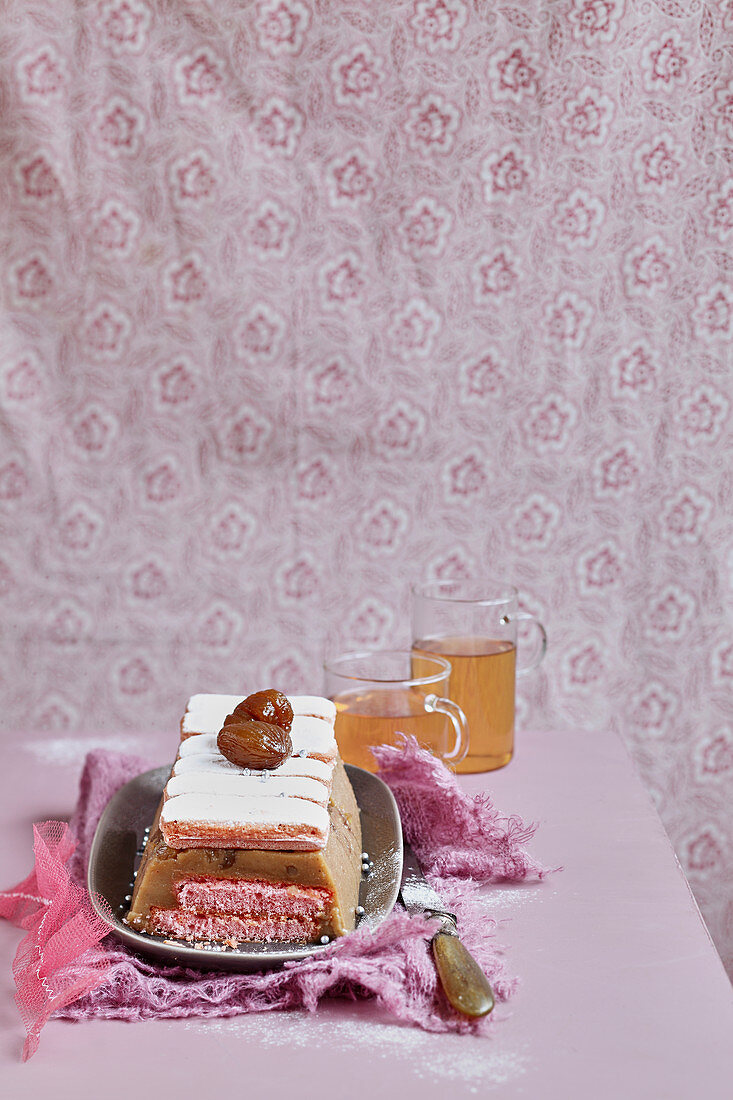 Terrine mit Kastaniencreme und rosa Bikskuit aus Reims