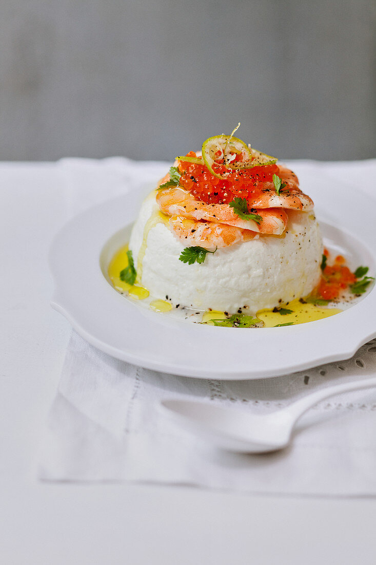 Frischkäse-Timbale mit Garnelen, Lachsrogen und Limettenzesten