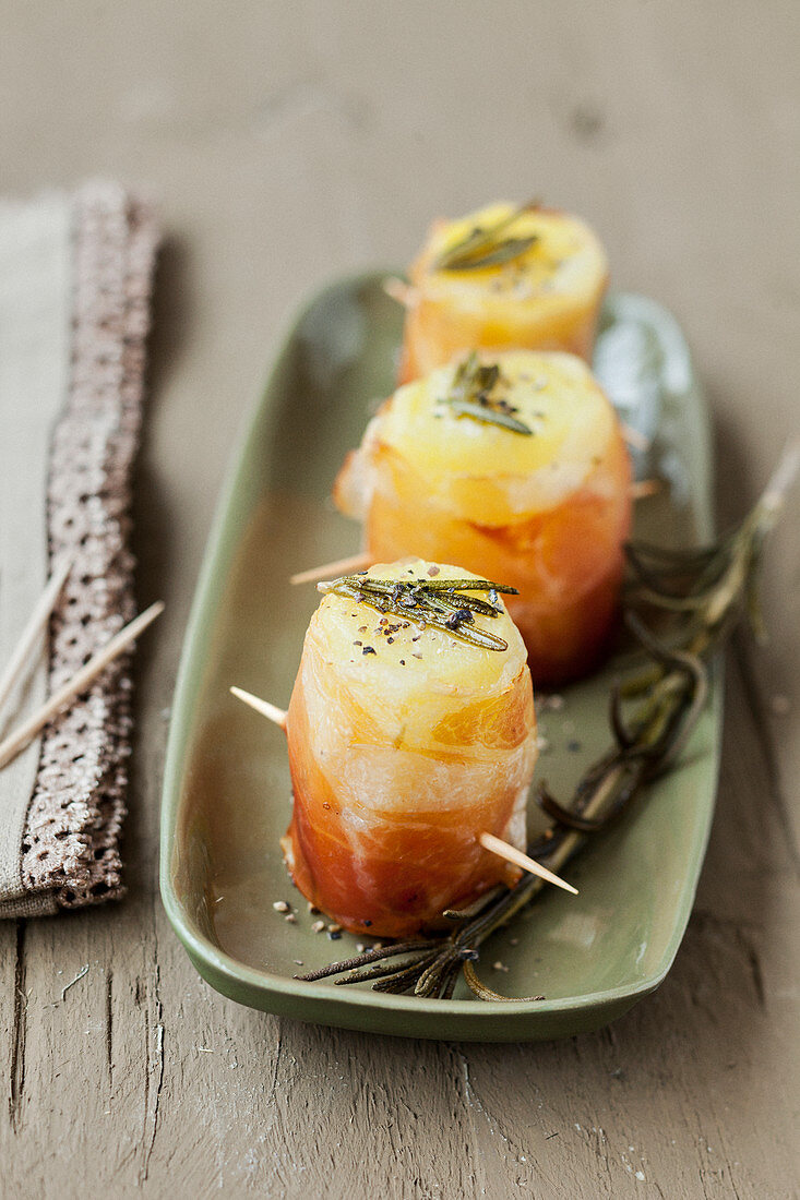 Rohschinkenröllchen mit Comté-Käse und Rosmarin