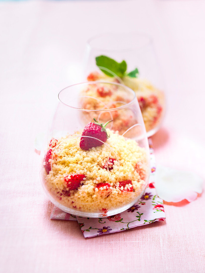 Semolina with strawberries and mint