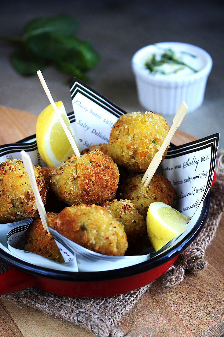 Chickpea Balls With Yoghurt Sauce