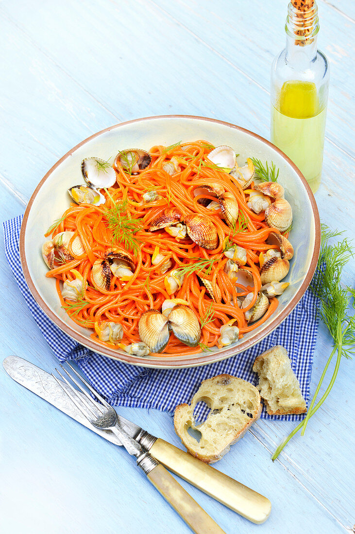 Karotten-Spaghetti mit Herzmuscheln und Dill