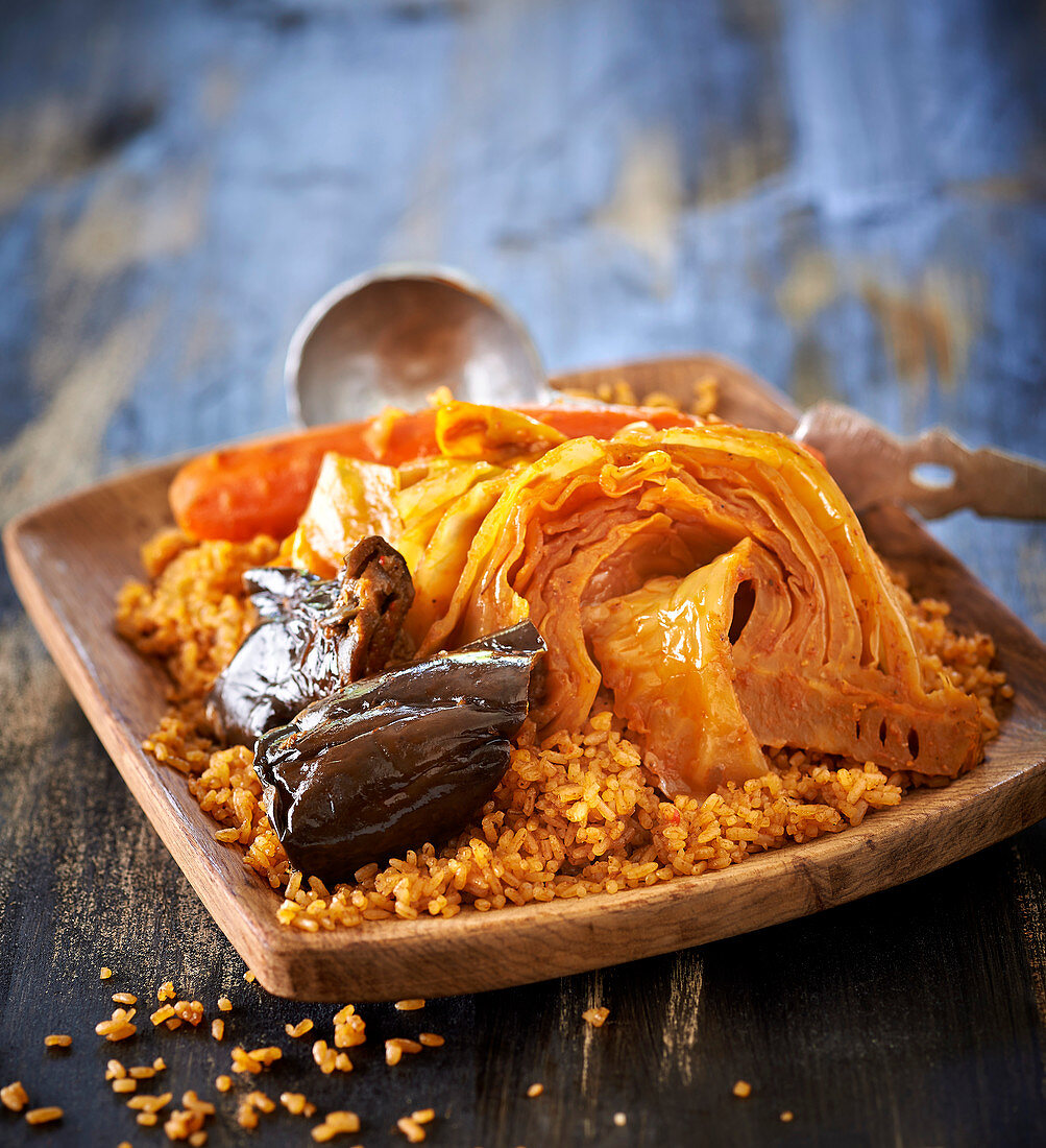 Pikanter Reis auf afrikanische Art, mit Kohl, Auberginen und Karotten