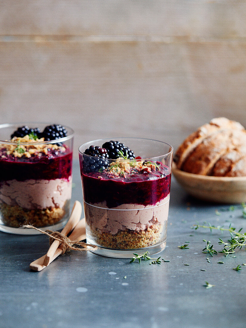 Parfait mit Hasenmousse, Ingwer-Granatapfel-Chutney und Mandelstreusel