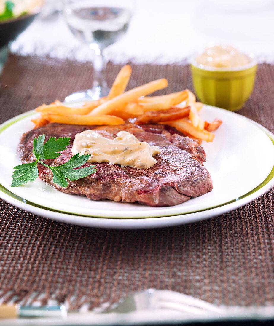 Bearner Sauce auf gegrilltem Rindfleisch