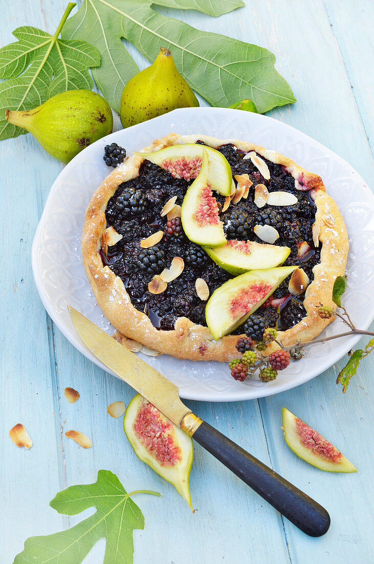 Green fig and blackberry rustic pie