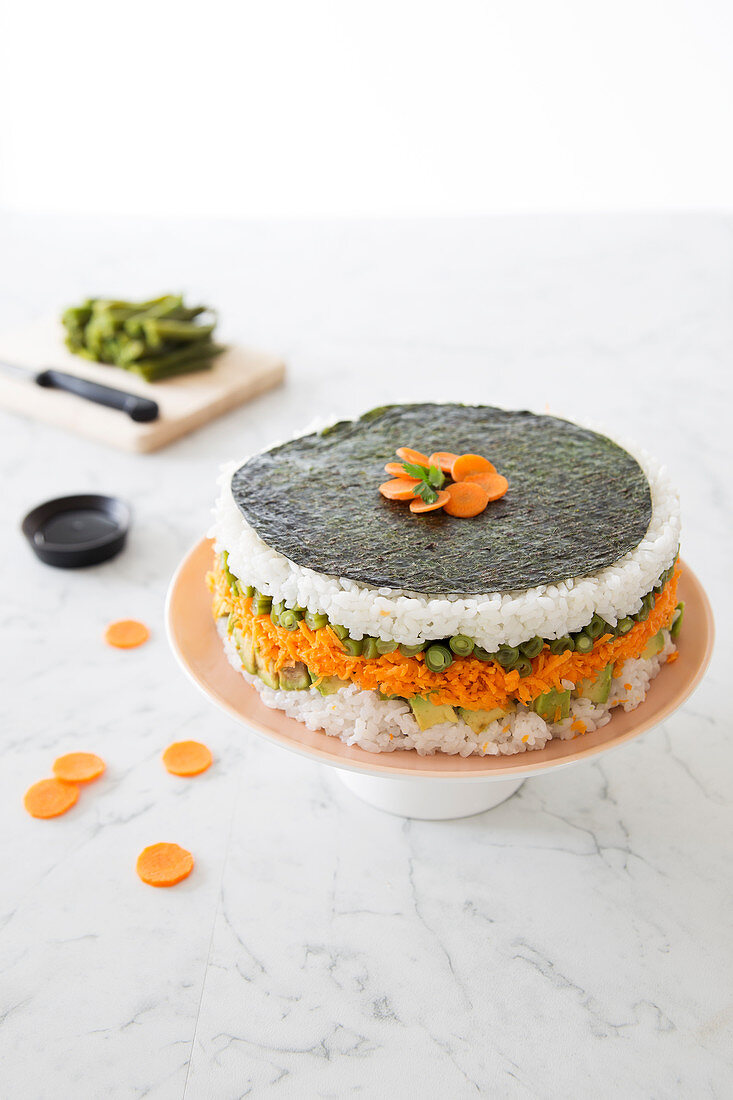 Sushi Cake mit Karotte, Bohnen und Avoacado