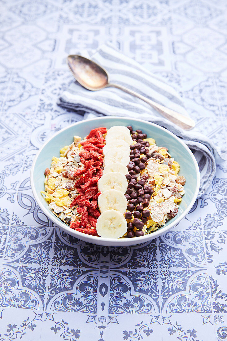 Müslischale mit Schokotropfen, Banane und Gojibeeren