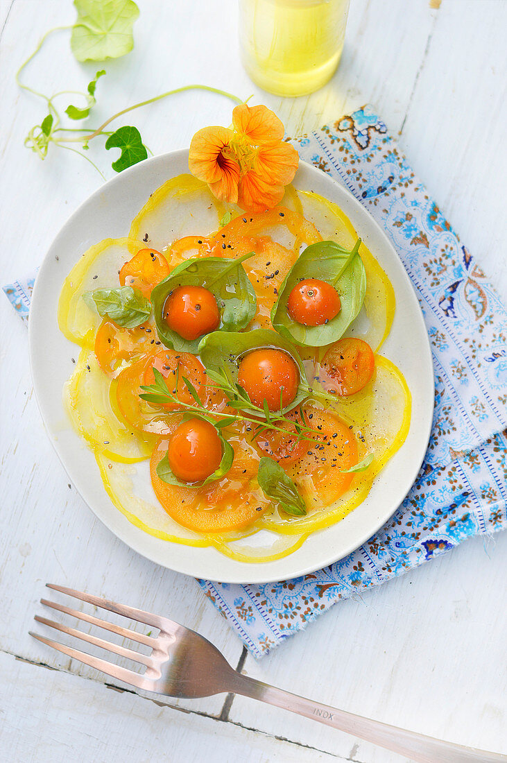 Tomaten-Carpaccio mit Basilikum