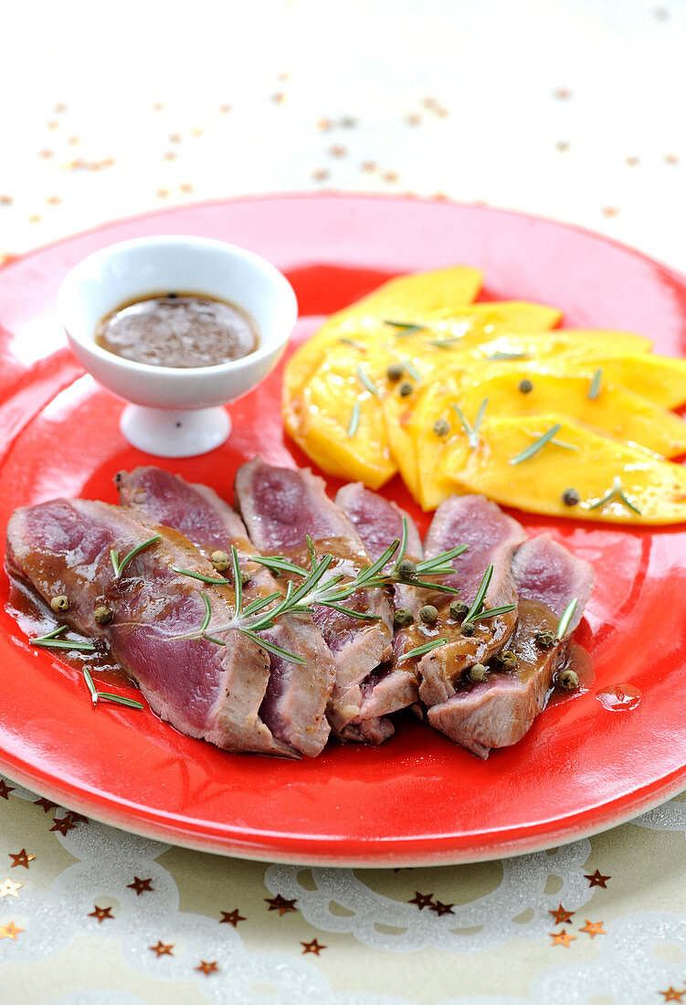 Entenbrust mit grüner Pfeffersauce und gebratenen Rosmarin-Mangospalten