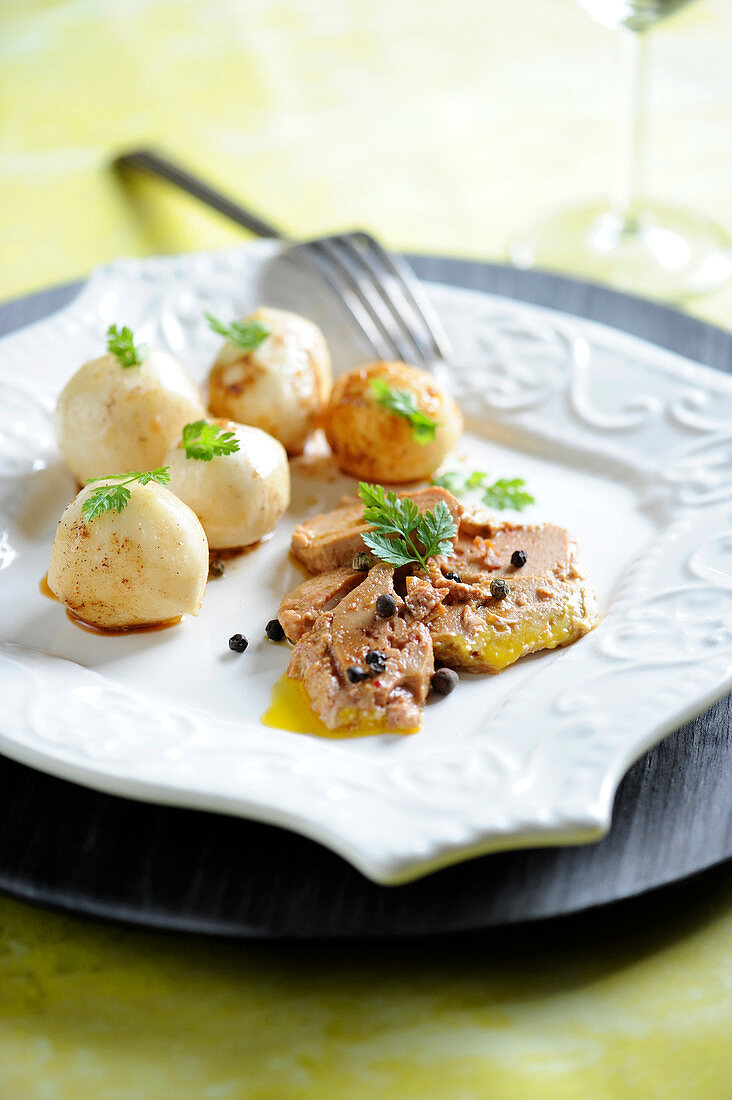 Gebratene Foie Gras mit schwarzem Pfeffer und konfierten Rübchen