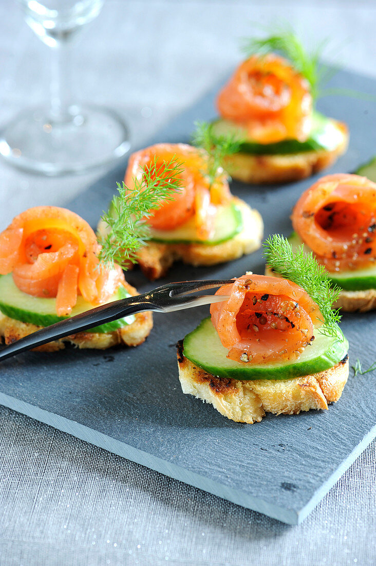 Canapés mit Lachs und Gurke